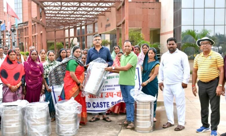 अनुसूचित जाति उपयोजना के तहत किसानों को स्टोरेज बिन वितरित 6 Storge 01