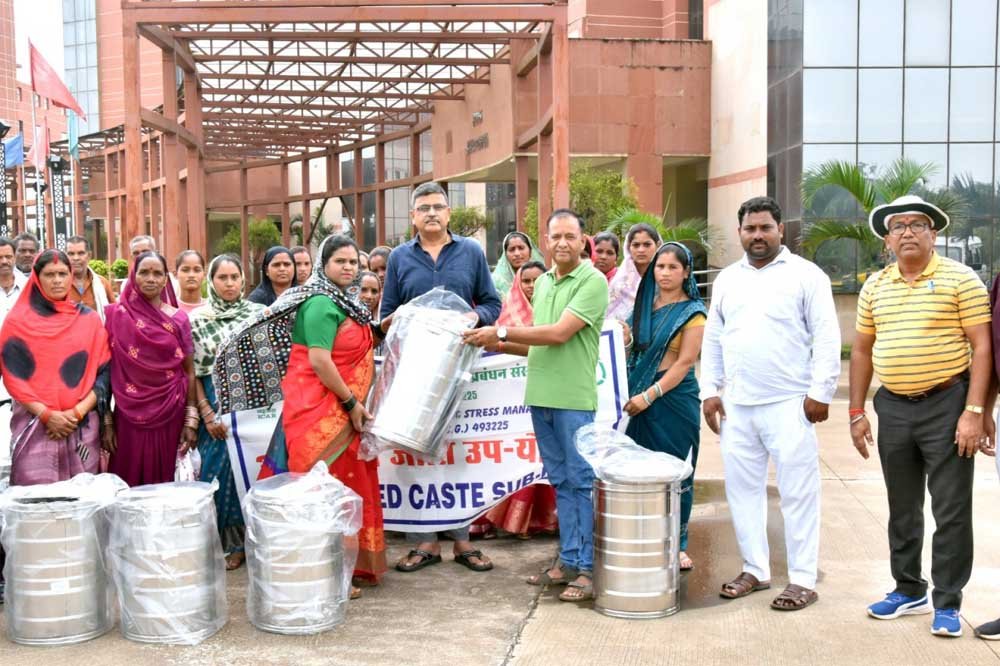 अनुसूचित जाति उपयोजना के तहत किसानों को स्टोरेज बिन वितरित 1 Storge 01