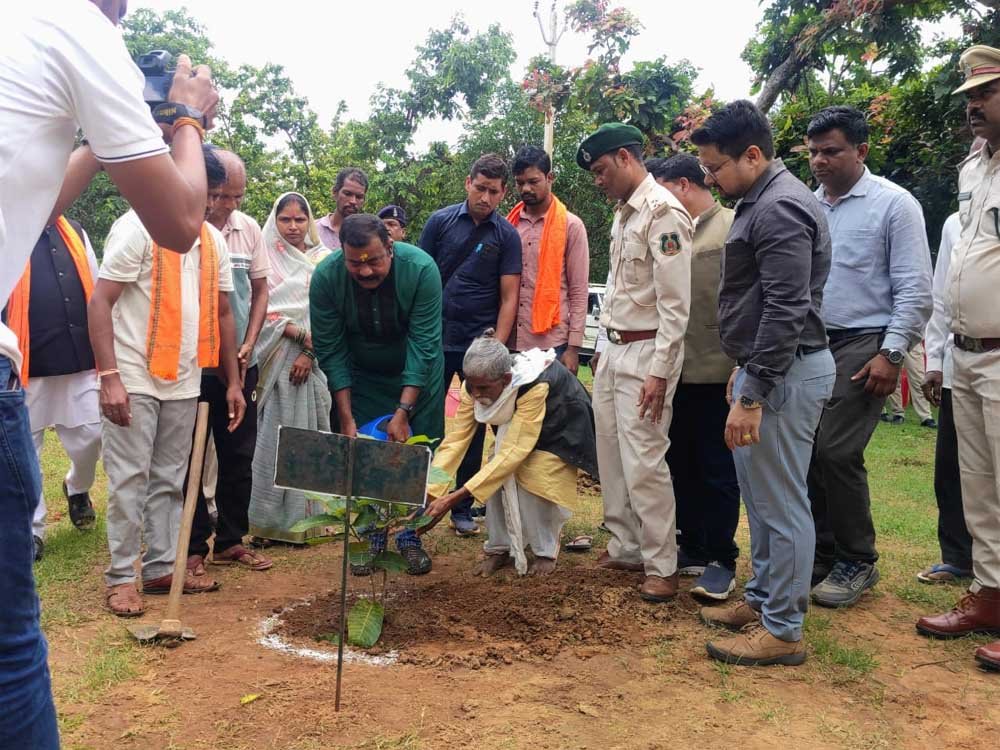 एक पेड़ माँ के नाम अभियान से बदली उजड़ी वन भूमि की तस्वीर 1 Tree 01
