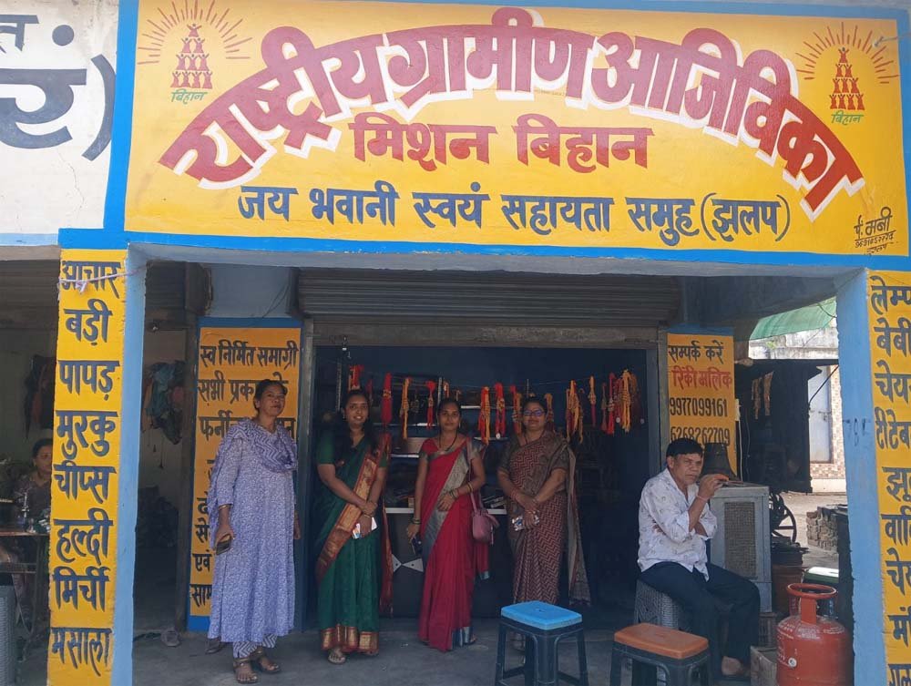 सीईओ अनुपमा आनंद ने झलप में पीएम सूर्य घर योजना और बिहान समूह की आजीविका गतिविधियों का किया निरीक्षण 1 Vihan 01