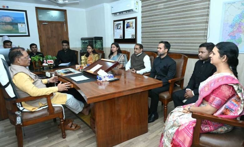 मुख्यमंत्री साय से 2025 बैच के प्रशिक्षु डिप्टी कलेक्टरों ने की सौजन्य मुलाकात 2 Working 2