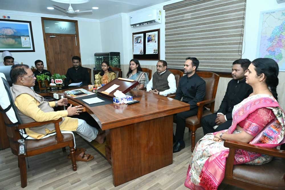 मुख्यमंत्री साय से 2025 बैच के प्रशिक्षु डिप्टी कलेक्टरों ने की सौजन्य मुलाकात 1 Working 2
