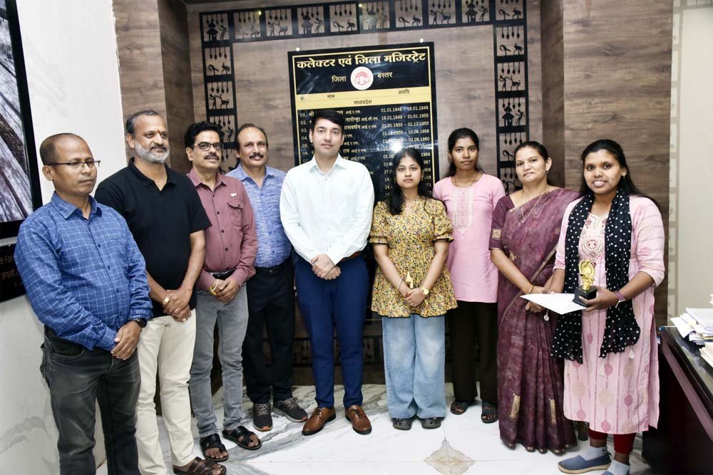 कलेक्टर छिकारा ने टैबलेट देकर बढ़ाया हौसला 1 grup 3