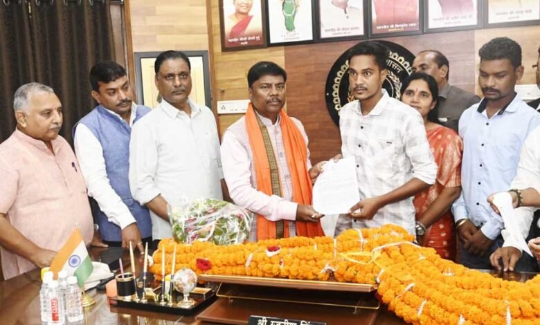 सहकारिता मंत्री केदार कश्यप ने जिला सहकारी केंद्रीय बैंक के कामकाज की समीक्षा की 4 kISAN 03