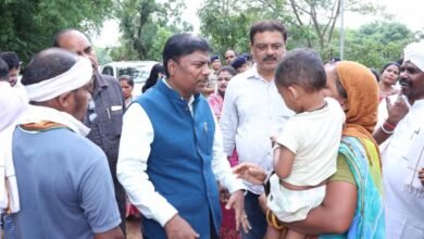 बाढ़ प्रभावित परिवारों के बीच पहुंचे वन मंत्री केदार कश्यप 3 kedar kashyap
