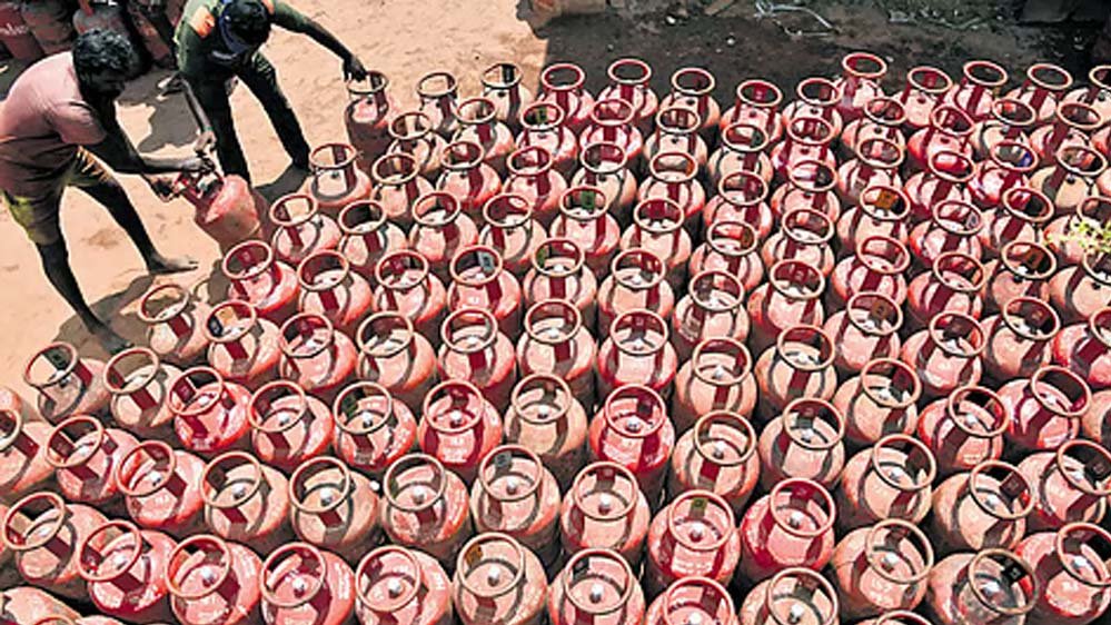 LPG उपभोक्ताओं के लिए जरूरी खबर! नए कनेक्शन की बुकिंग को लेकर सरकार ने साफ की स्थिति 1 lpg 37 3