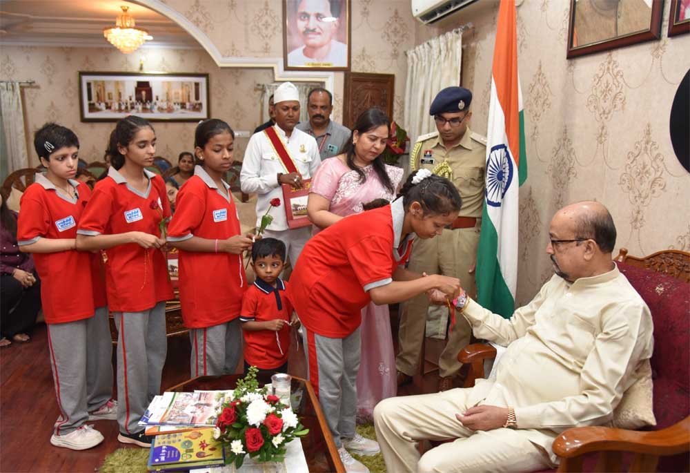 लोक भवन में गूंजा अपनत्व का संदेश, दिव्यांग बच्चों ने राज्यपाल रमेन डेका को बांधा रक्षा सूत्र 1 rAKHA 02 1