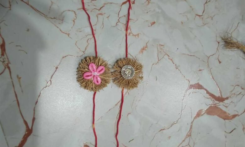 राखी में खुशबू का अनोखा अंदाज, खस से बनी राखियां बूंद पड़ते ही महकेंगी 5 rakhi 03