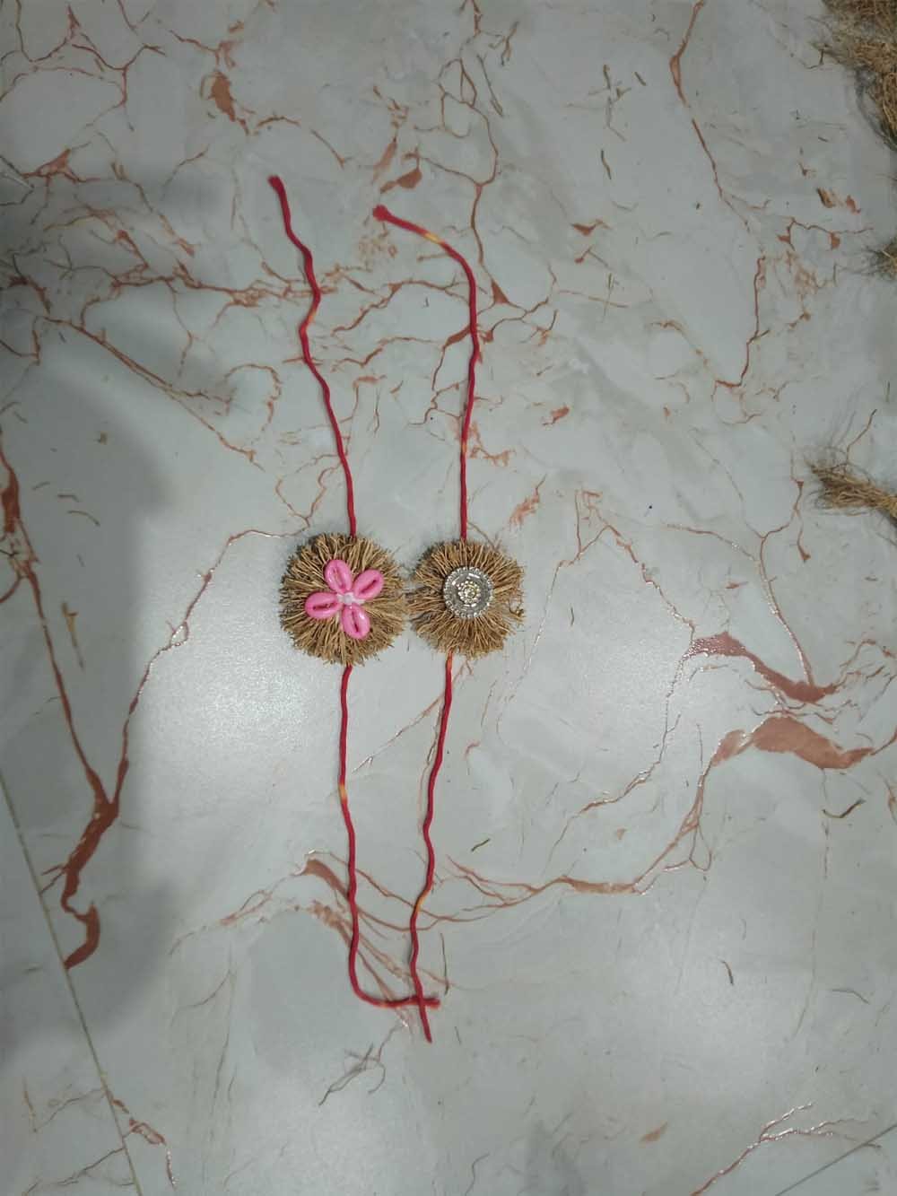 राखी में खुशबू का अनोखा अंदाज, खस से बनी राखियां बूंद पड़ते ही महकेंगी 1 rakhi 03