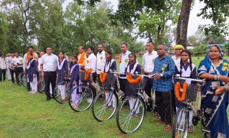 सरस्वती साइकिल योजना के तहत 37 छात्राओं को मिली निःशुल्क साइकिलें 3 sTU