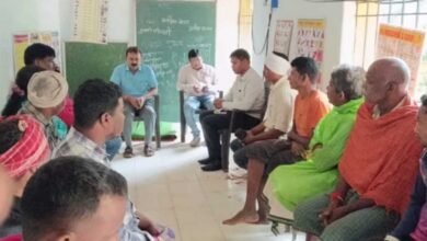 करोड़ों की रॉयल्टी, लेकिन बच्चों की पढ़ाई तिरपाल के नीचे; SDM ने किया निरीक्षण 2 sad 2