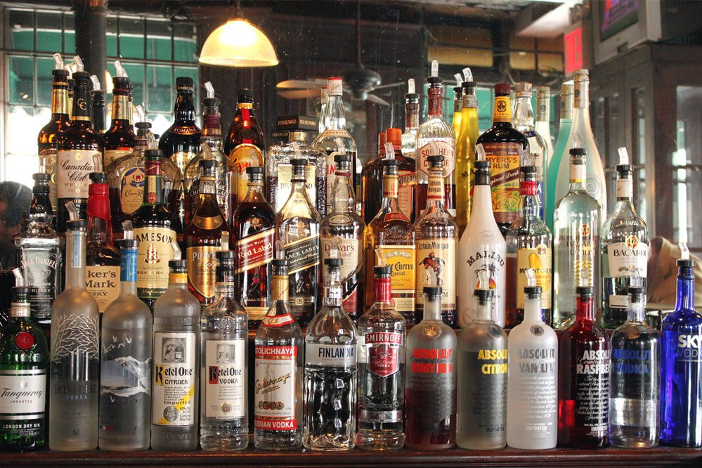 शराब दुकानों में गड़बड़ी पर आबकारी विभाग का बड़ा एक्शन 1 wine liquor 1A 80 3