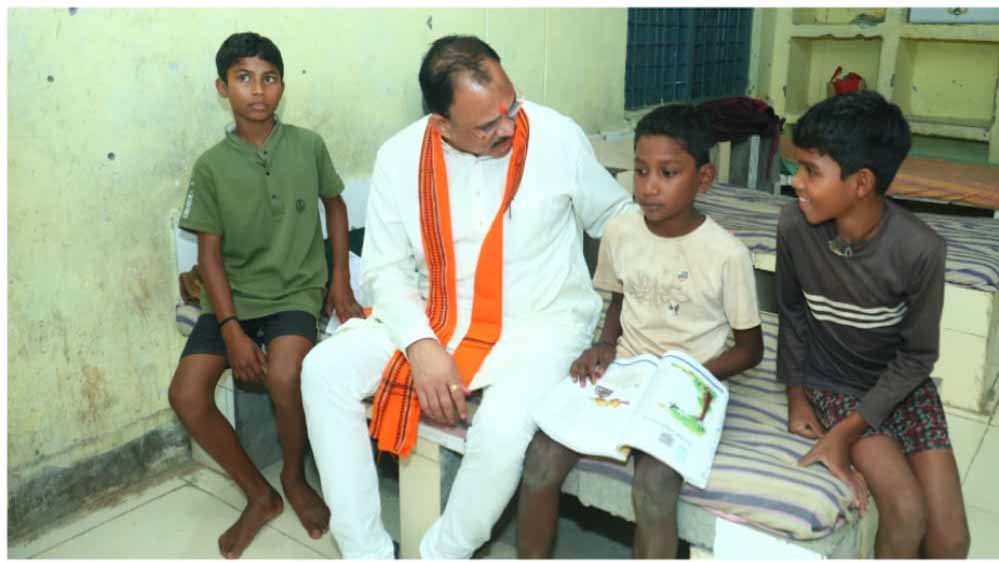 मंत्री जायसवाल ने विद्यार्थियों से की मुलाकात, सुविधाओं का लिया फीडबैक; अधिकारियों को दिए सख्त निर्देश 1 14A 82 1