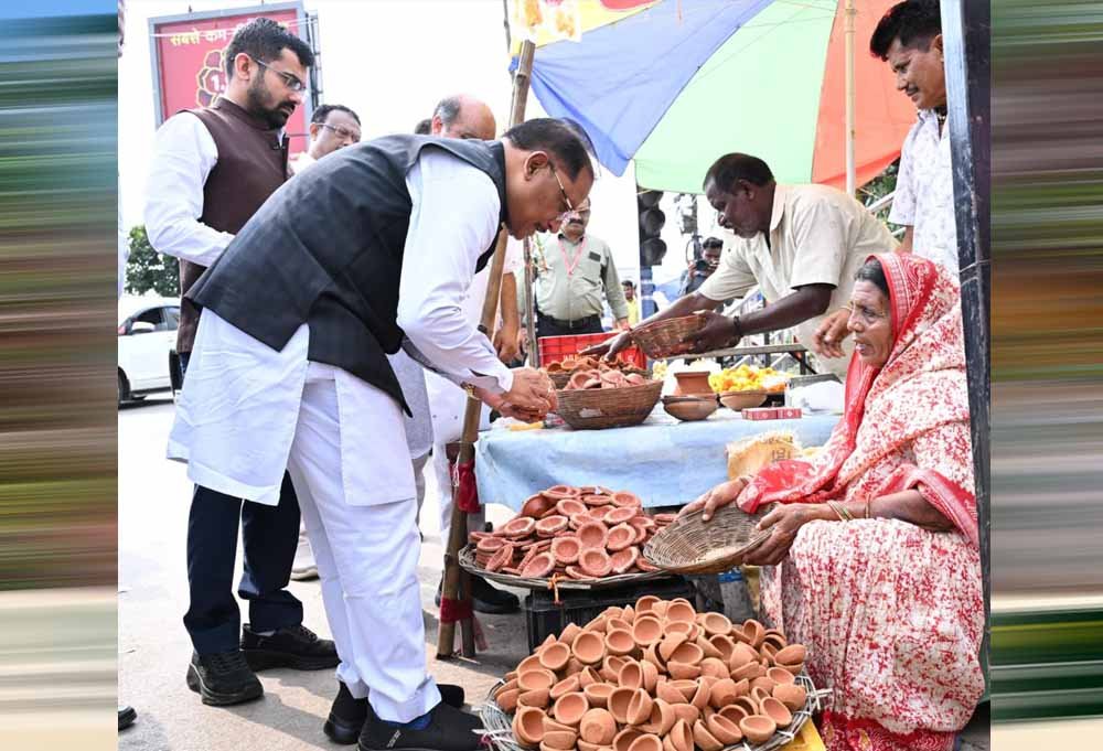 तेलीबांधा मरीन ड्राइव पर मीरा के पसरे पहुंचे CM साय, योजनाओं का पूछा हाल और खरीदा ‘आशीर्वाद का दीया’ 1 15A 162
