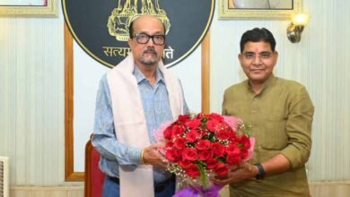 राज्यपाल रमेन डेका से मंत्री टंकराम वर्मा ने की सौजन्य भेंट 2 17A 139