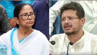 TMC के ‘जोड़ाफूल’ पर रोक, ममता गुट को ‘फुटबॉल खिलाड़ी’ और दूसरे गुट को मिला ‘लिफाफा’ सिंबल 2 18A184