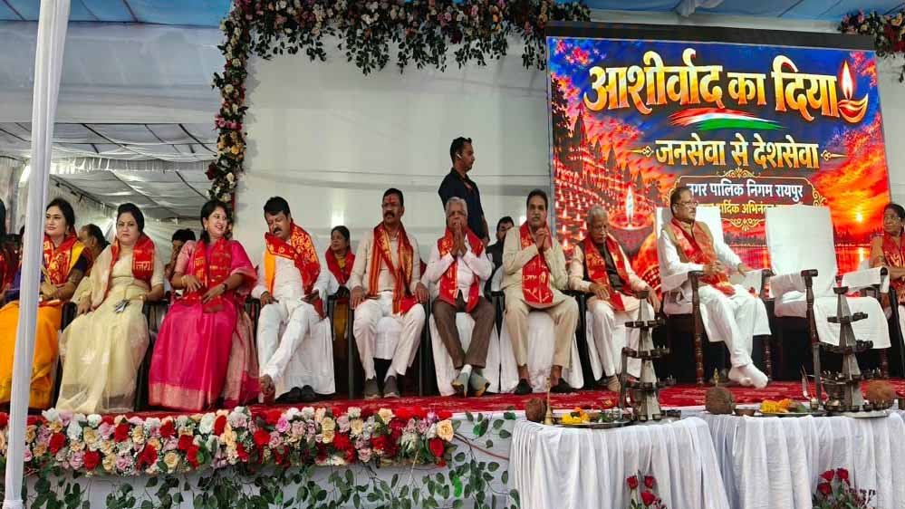 महादेव घाट पर महाआरती और ‘आशीर्वाद का दिया’ कार्यक्रम, मुख्यमंत्री साय समेत कई हस्तियां रहीं मौजूद 1 18A 225 1