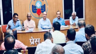 ‘विद्यार्थी देश सेवा कर रहे, हम रोटी के लिए तरस रहे’, पेंशन बहाली की मांग को लेकर प्राध्यापकों का विरोध 2 19A 112 2