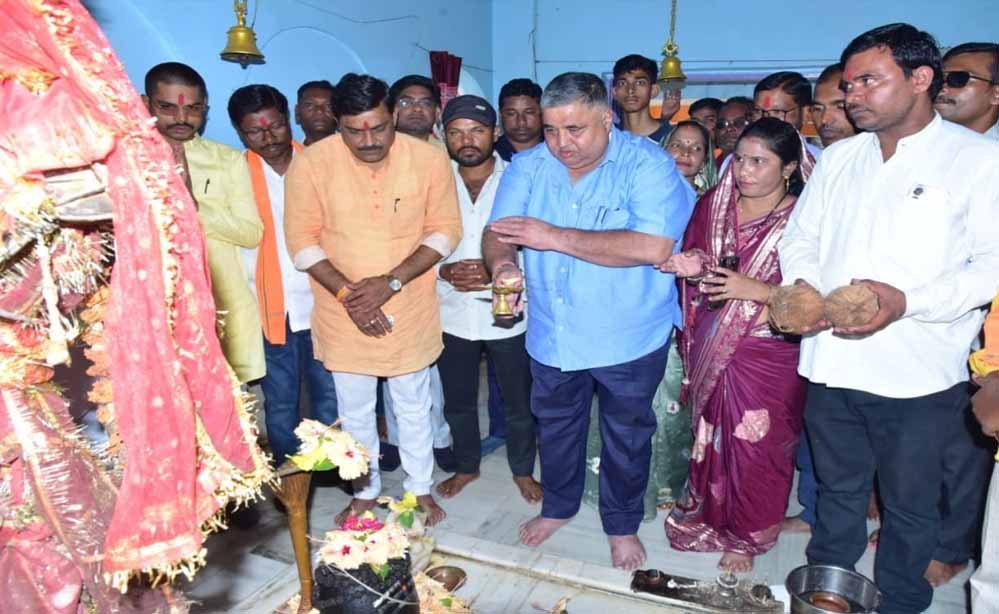 कवर्धा में मंदिर पहुंचे मंत्री राजेश अग्रवाल, जनकल्याण और समृद्धि के लिए की प्रार्थना 1 21A 222 1