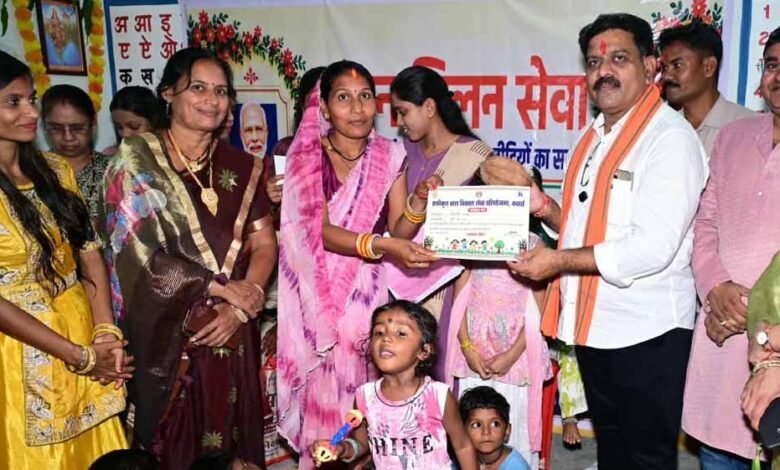 उप मुख्यमंत्री ने दर्रीपारा के आंगनबाड़ी केंद्र में ‘आंगन मिलन सेवा’ कार्यक्रम का किया शुभारंभ 10 25A 225