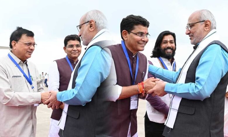 राज्यपाल डेका ने उपराष्ट्रपति राधाकृष्णन का किया स्वागत, मुलाकात में दिखी आत्मीयता 3 2A 163