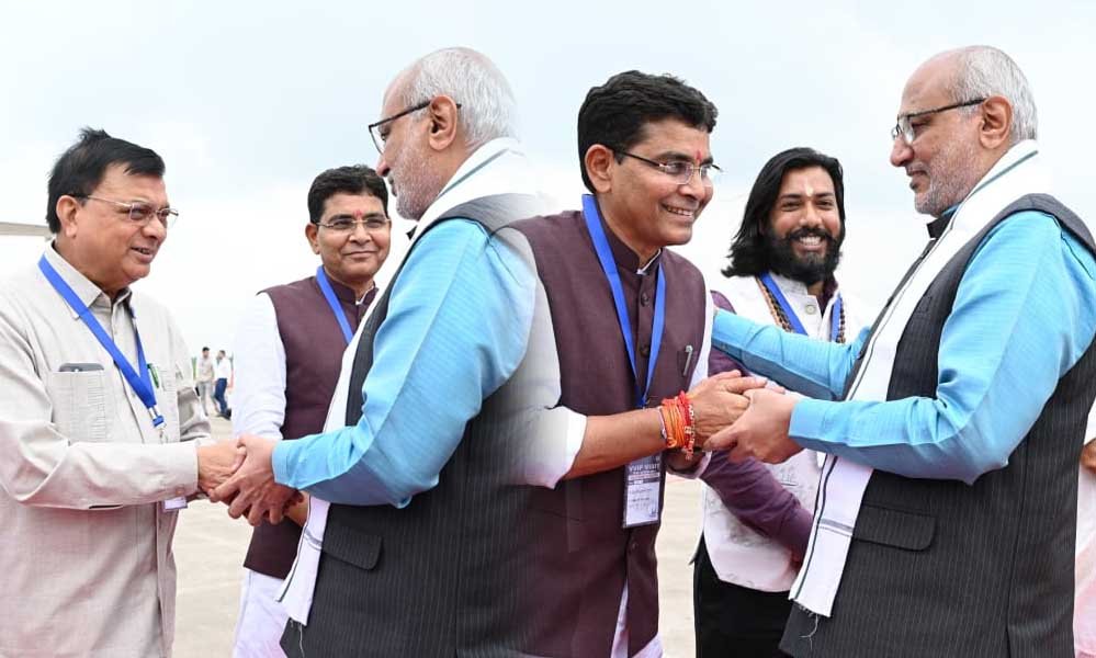 राज्यपाल डेका ने उपराष्ट्रपति राधाकृष्णन का किया स्वागत, मुलाकात में दिखी आत्मीयता 1 2A 163