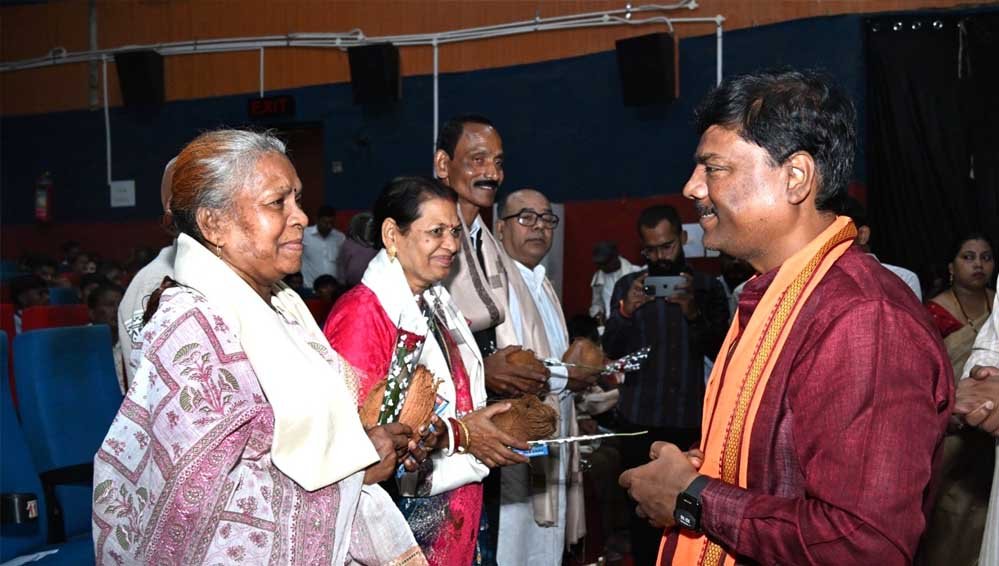शिक्षा के क्षेत्र में योगदान का सम्मान, मुख्यमंत्री शिक्षा गौरव समारोह में केदार कश्यप ने सम्मानित किए शिक्षक 1 5A 234 1