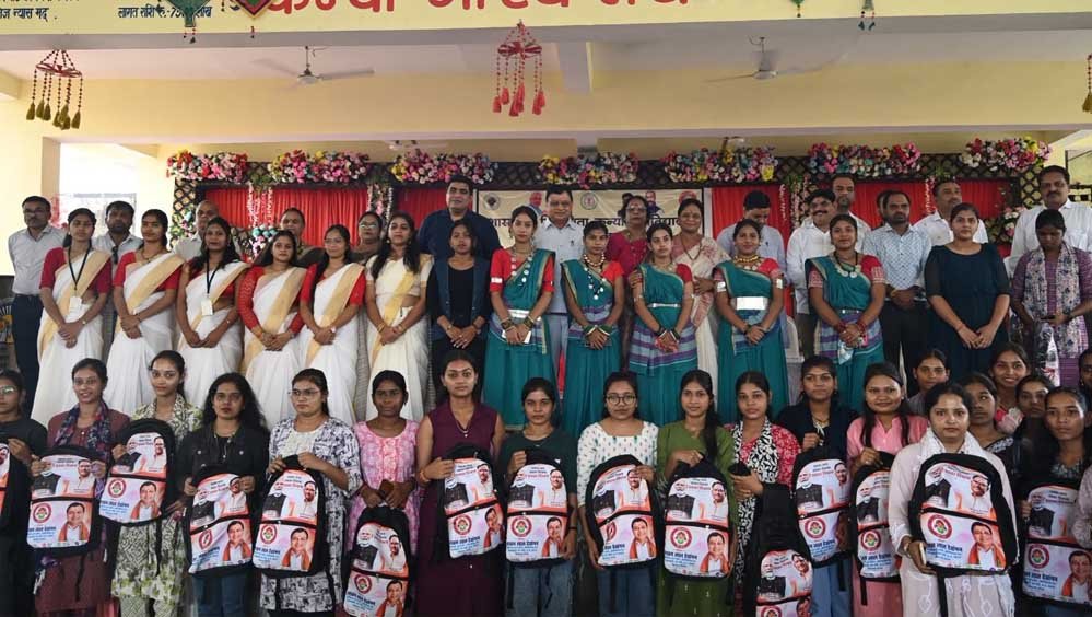 एजुकेशन किट से लेकर विशाल डोम तक, 1500 छात्राओं को मंत्री देवांगन की सौगात 1 8A 44