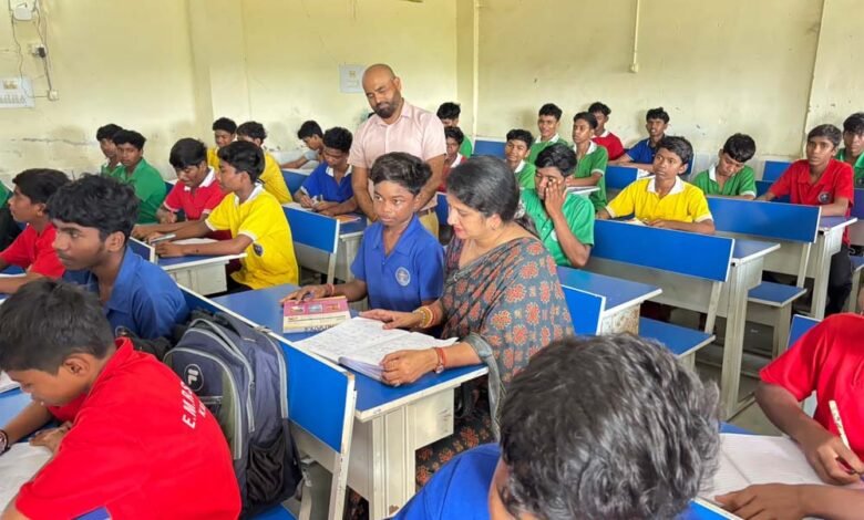अव्यवस्थाओं पर कड़ी समीक्षा कर बाल सुलभ कार्यों को आयोग ने सराहा 7 Adha 05555