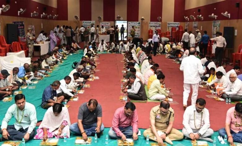 नेवता भोज में दिखी सामाजिक समरसता की मिसाल, एक साथ बैठे बैगा पुजारी, जनप्रतिनिधि और अधिकारी 7 BVhoj