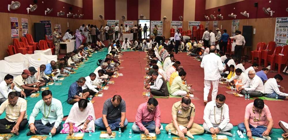 नेवता भोज में दिखी सामाजिक समरसता की मिसाल, एक साथ बैठे बैगा पुजारी, जनप्रतिनिधि और अधिकारी 1 BVhoj