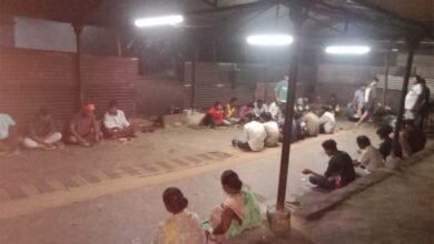 नेलसनार में बाढ़ के बीच जिला प्रशासन की मानवीय पहल, बाढ़ में फंसे यात्रियों को कराया भोजन 3 Bhojan 02