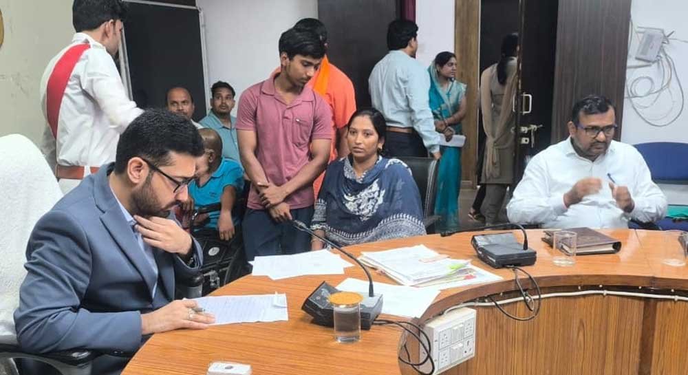 कलेक्टर लंगेह ने जनदर्शन में सुनी आमजनों की समस्याएं, निराकरण के दिए निर्देश 1 COLLECTOR 01