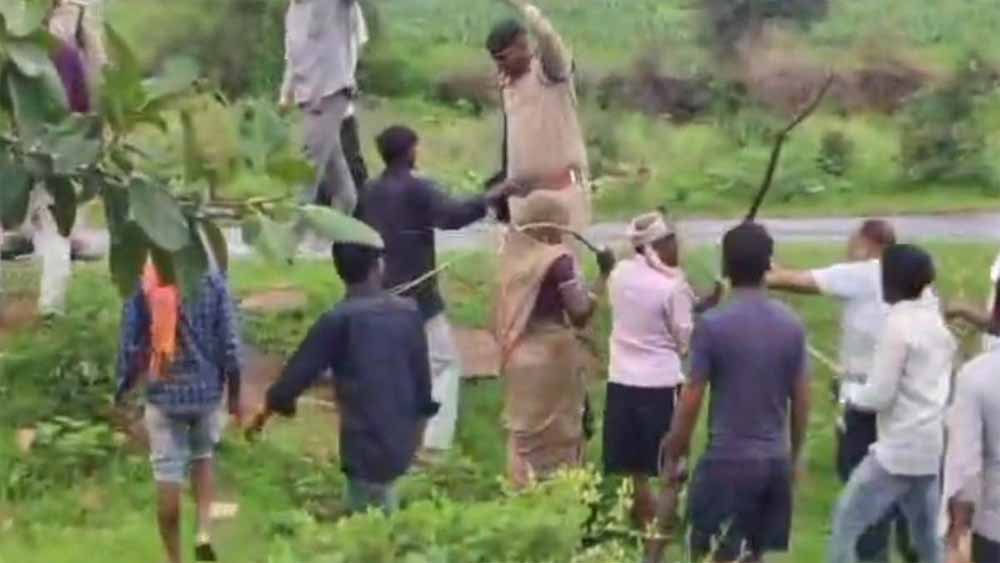जंगल में अतिक्रमण की जांच करने गई टीम का ग्रामीणों से विवाद, हुई झूमाझटकी 1 Chhattisgarh News 01 2 15