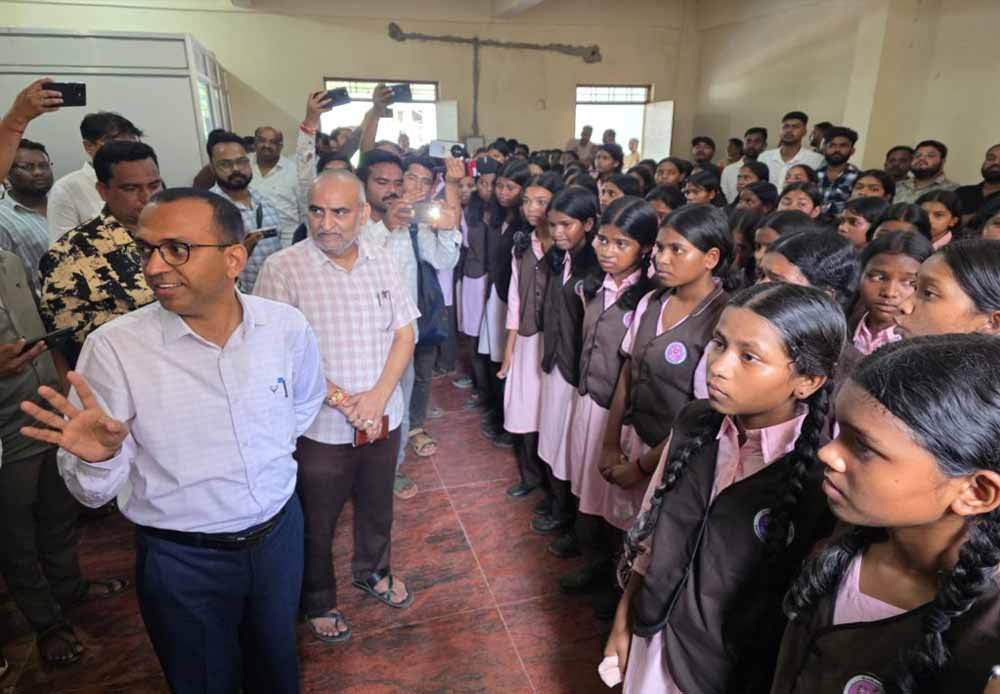 बिजली नहीं, क्लासेस की भी दिक्कत! छात्राओं ने कलेक्ट्रेट तक पैदल मार्च कर उठाई आवाज 1 Chhattisgarh News 02 3 3