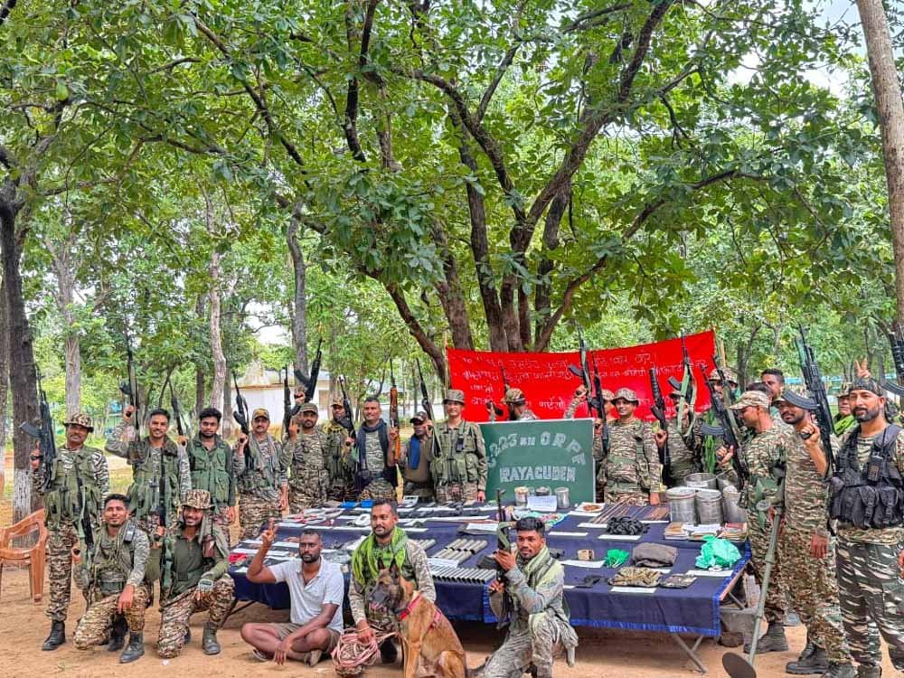 नक्सलियों के मंसूबों पर फिरा पानी, Bastar में डंप से विस्फोटक सामग्री मिली 1 Chhattisgarh News 03 1 3