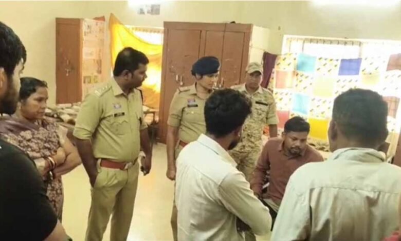 एकलव्य आवासीय विद्यालय में 10वीं के छात्र की मौत से सनसनी, फांसी लगाने की खबर 2 Chhattisgarh News 03 2 5