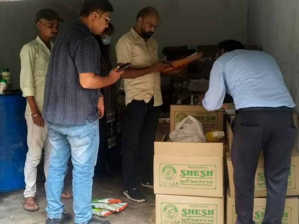 अवैध कीटनाशक बनाने-बेचने पर दुर्ग में कार्रवाई, कृषि टीम ने आरोपियों को पकड़ा 1 Chhattisgarh News 05 3 11