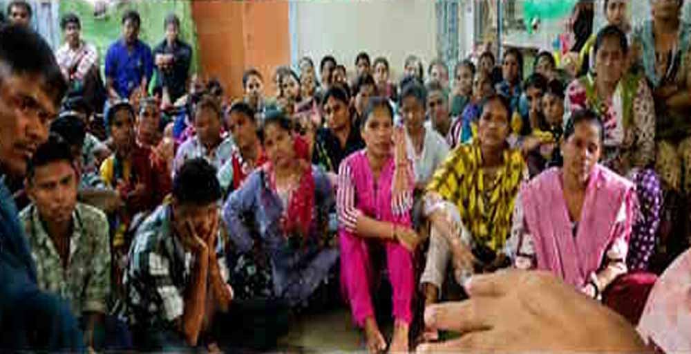 गढ़चिरौली से बस्तर रवाना हुए 50 पूर्व माओवादी, विदाई के वक्त भावुक हुए साथी 1 Chhattisgarh News 09 3 2