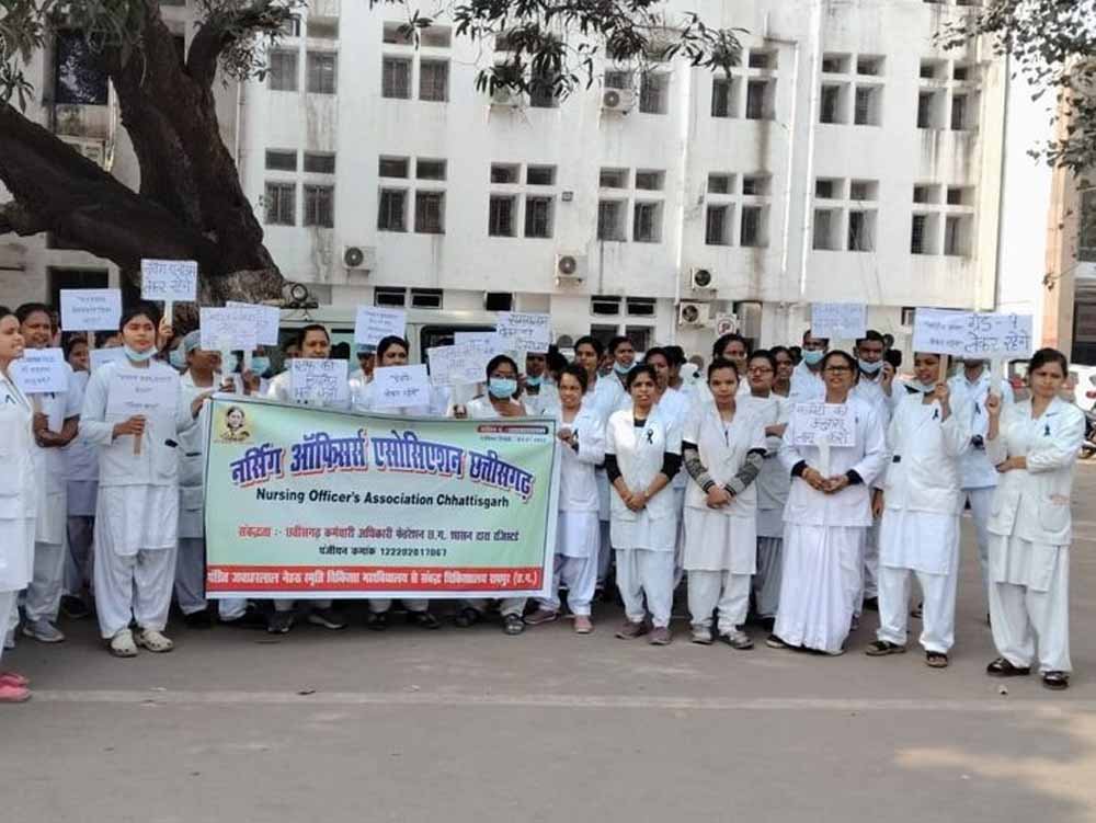 नर्सिंग ऑफिसर्स एसोसिएशन ने संविदा नियुक्तियों के खिलाफ खोला मोर्चा, CG में बढ़ा विरोध 1 Chhattisgarh News 10 2 3