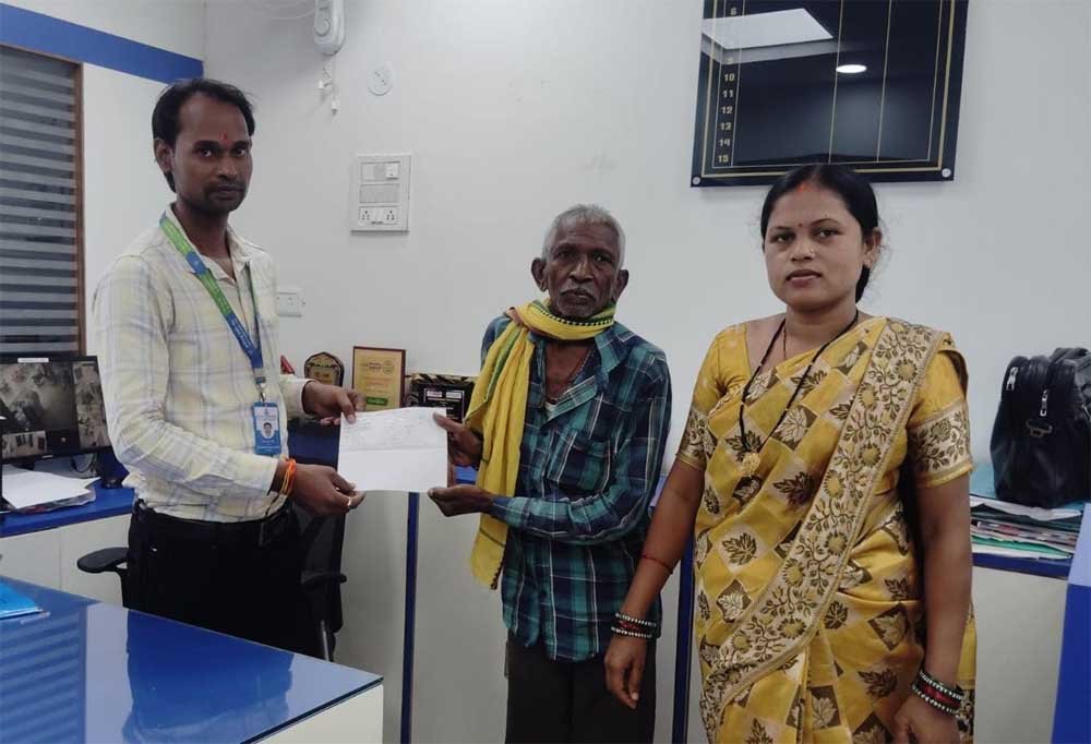 436 रुपए के सुरक्षा कवच से मिला 2 लाख रूपए का सहारा 1 Gift