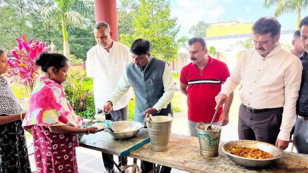 वन मंत्री कश्यप जगदलपुर के राहत शिविर में प्रभावित परिवारों से मिले, भोजन, पेयजल और स्वास्थ्य सुविधाओं की ली जानकारी 1 KEDAR 03 1