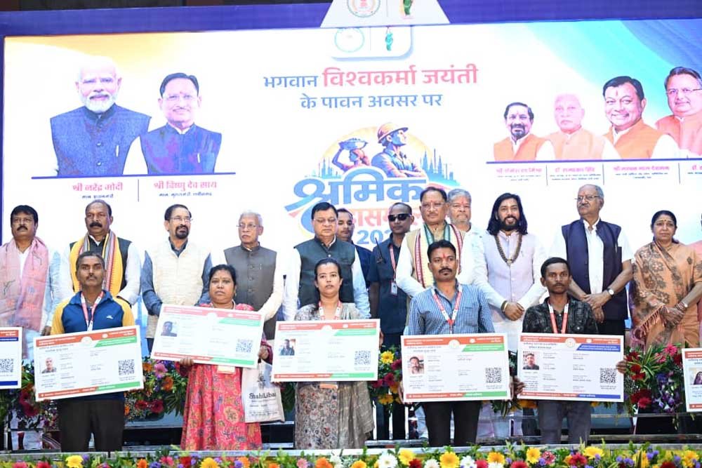 विश्वकर्मा जयंती पर राज्य स्तरीय श्रमिक महासम्मेलन में मुख्यमंत्री ने श्रमिक हित में की तीन महत्वपूर्ण घोषणाएं 1 Sahe 03 1