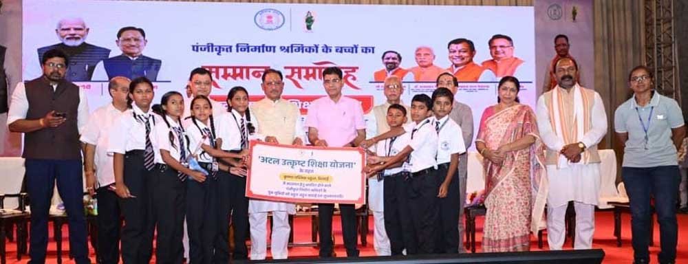 नारायणपुर में शिक्षा से बदल रही तस्वीर, श्रमिक परिवारों के बच्चों को मिल रहा बेहतर भविष्य का अवसर 1 School 01 2