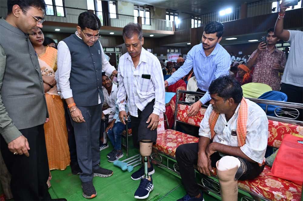 बलौदाबाजार में राजस्व मंत्री टंक राम वर्मा ने दिव्यांगजनों को बांटे सहायक उपकरण 1 TANK 1