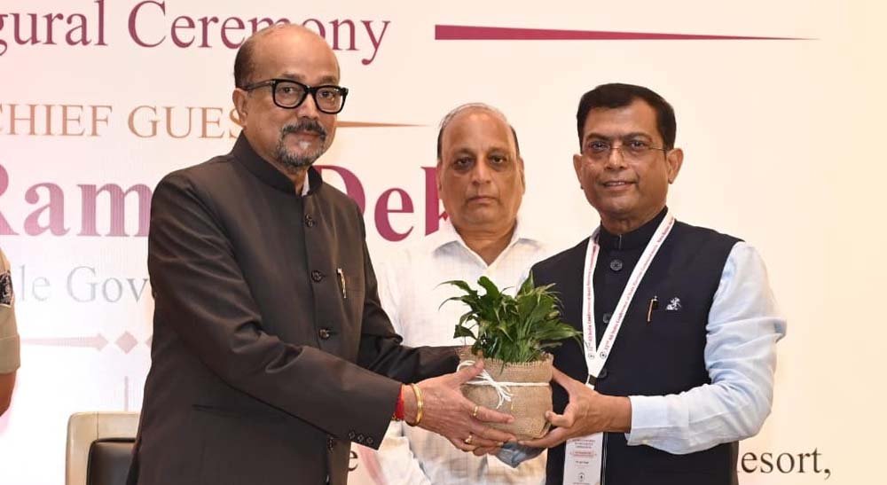 नवा रायपुर में राज्य निर्वाचन आयुक्तों के 32वें अखिल भारतीय सम्मेलन का राज्यपालरामेन डेका ने किया शुभारंभ 1 Theka 05