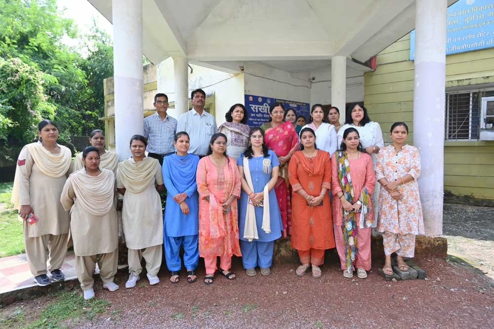 केंद्रीय राज्यमंत्री सावित्री ठाकुर ने सखी वन स्टॉप सेंटर का किया निरीक्षण 1 Unian