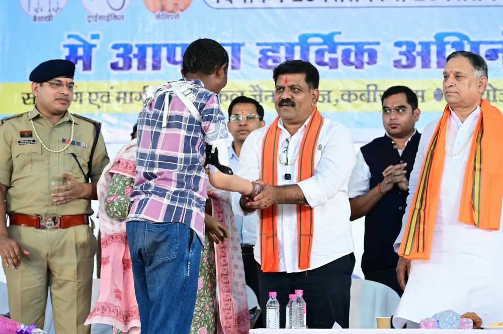 भगवान महावीर विकलांग सहायता समिति जयपुर, सकल जैन समाज एवं भारतीय जैन संगटना की पहल से दिव्यांगजनों को मिला सहारा 1 Viklang 02