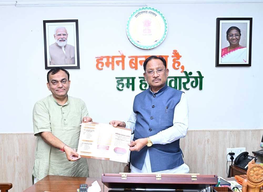 राजभाषा आयोग के अध्यक्ष प्रभात मिश्रा ने मुख्यमंत्री विष्णु देव साय से की भेंट 1 bHET 01 2