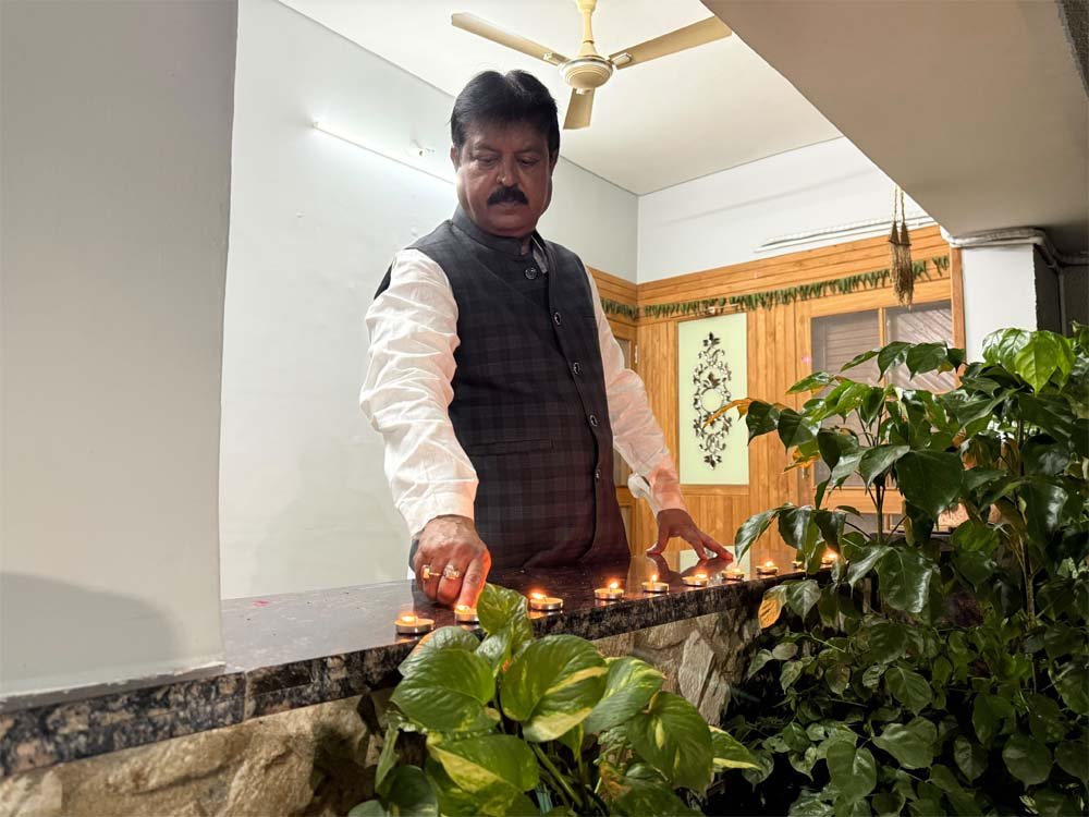 प्रधानमंत्री नरेंद्र मोदी जी के उत्तम स्वास्थ्य एवं दीर्घायु की कामना के लिए संजय वास्तव ने प्रज्ज्वलित किया आशीर्वाद का दीप 1 dIYA 05555